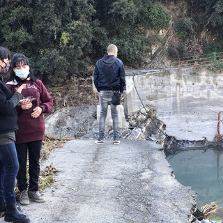 Taggia: Meosu isolata, un ponte tibetano pedonale in attesa della nuova strada?