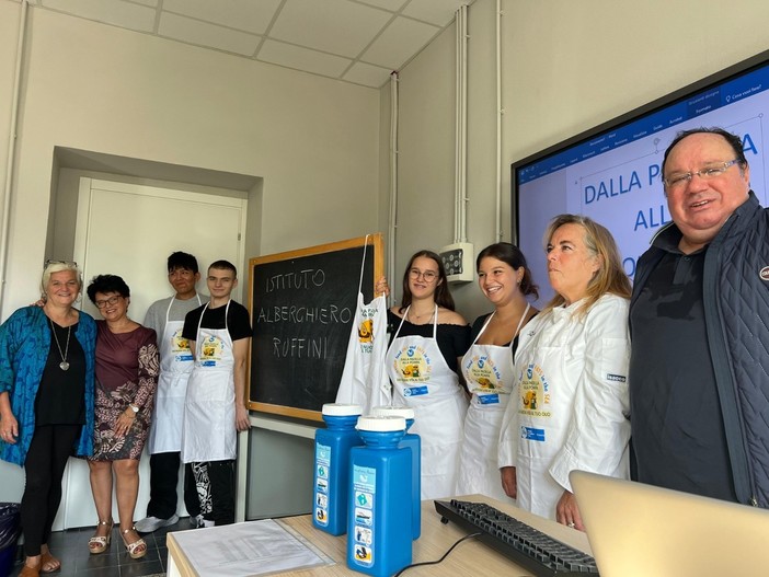 Mare Cultura Sanremo: gli studenti dell'Istituto Alberghiero Ruffini testimonial della campagna "Dalla padella alla pompa di carburante" Mare Cultura Sanremo: gli studenti dell'Istituto Alberghiero Ruffini testimonial della campagna "Dalla padella alla pompa di carburante"