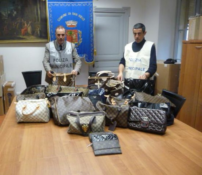 Sanremo: sequestro della polizia municipale di merce dal marchio contraffatto nella città vecchia