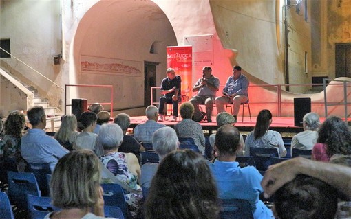 Riva Ligure: gli incontri di “Sale in Zucca” continuano con grande successo. Applausi per Roberto Centazzo e Artuto Viale