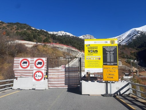 Chiusa per neve la "strada dei 46 tornanti" tra Limone e Tenda: il treno resta l'unico collegamento Chiusa per neve la "strada dei 46 tornanti" tra Limone e Tenda: il treno resta l'unico collegamento