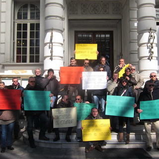 La protesta davanti al Comune