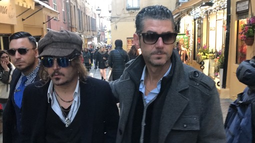 il Johnny Deep "nostrano" accompagnato dai bodyguard
