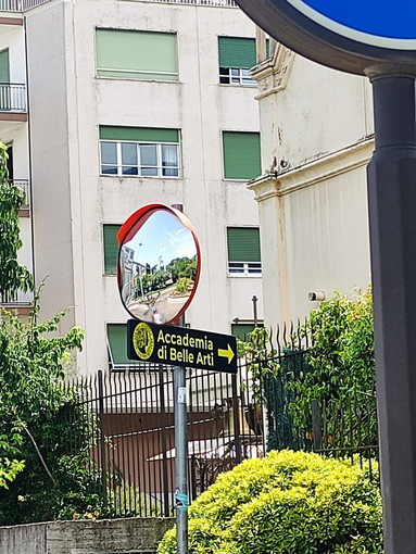 Sanremo, specchio disallineato alla nuova stazione: segnalazione dei residenti sulla sicurezza in uscita dal parcheggio Sanremo, specchio disallineato alla nuova stazione: segnalazione dei residenti sulla sicurezza in uscita dal parcheggio
