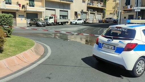 Imperia, macchia d’olio da frittura sull’asfalto: motociclista si schianta a terra alla rotonda della Fondura (foto)