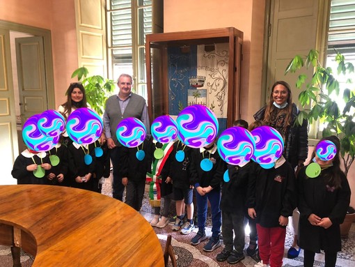 Pontedassio: visita in Comune per i bambini della scuola primaria, l'incontro con sindaco e assessore