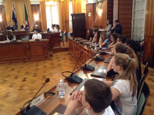 Il Lions Club Sanremo Host consegna la Costituzione alle scuole in Comune: l’iniziativa voluta dalla Presidenza del Consiglio