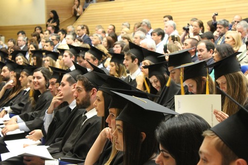 Cosa fare dopo il diploma: i giovani italiani non scelgono più solo la laurea