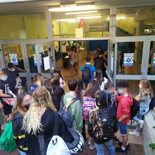 Imperia: ritorno a scuola con mascherine, gel e ingressi scaglionati. I presidi: "Da sei mesi aspettavamo questo momento" (foto e video)