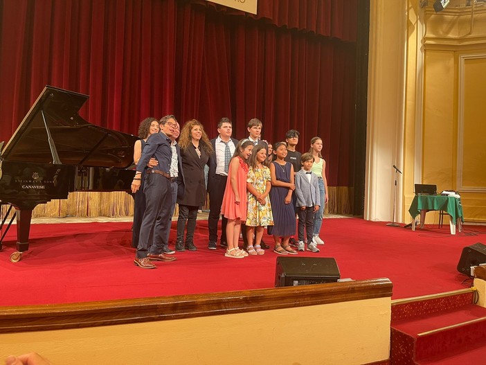 Nella foto di gruppo gli allievi insieme ai direttori Marco Zaccaria e Gabriella Massa e all'attrice Barbara Buscaglia Nella foto di gruppo gli allievi insieme ai direttori Marco Zaccaria e Gabriella Massa e all'attrice Barbara Buscaglia
