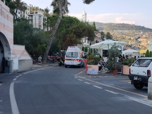 Bordighera, bambina di 5 anni rischia di annegare: salvata da una guardia giurata Bordighera, bambina di 5 anni rischia di annegare: salvata da una guardia giurata