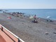 Ventimiglia: estate sicura, posizionati i sacchi di iuta nelle spiagge libere comunali (foto)