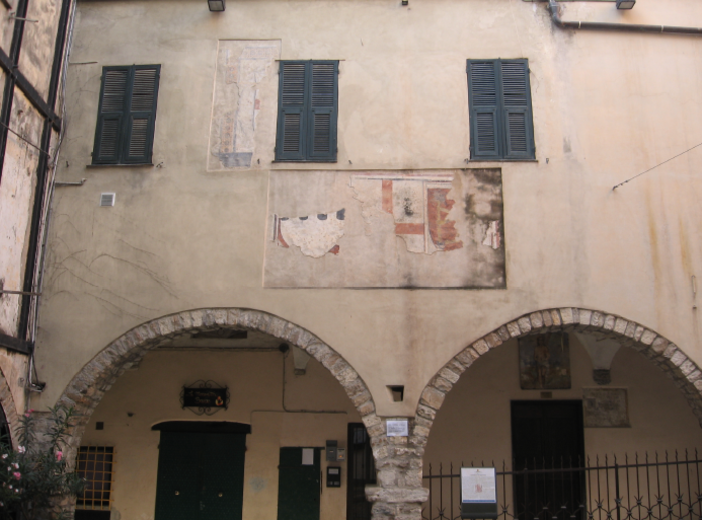 Stemmi sulla facciata del Palazzo Pretorio in Piazza Oratorio dei Dolori