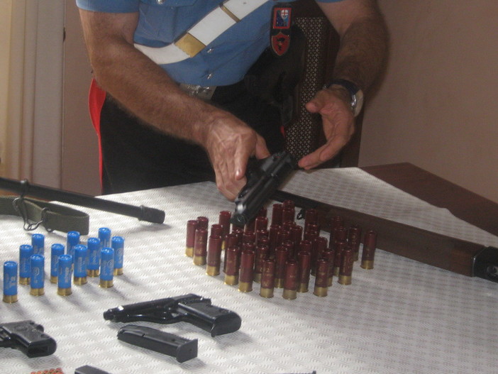 Bordighera: Carabinieri sequestrano armi ad una 37enne, potrebbe essere affiliata alla 'ndrangheta Bordighera: Carabinieri sequestrano armi ad una 37enne, potrebbe essere affiliata alla 'ndrangheta