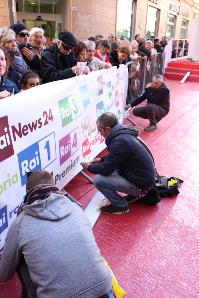 A 24 ore dal Festival la città si prepara e si riempie di turisti: le prime foto all'esterno dell'Ariston