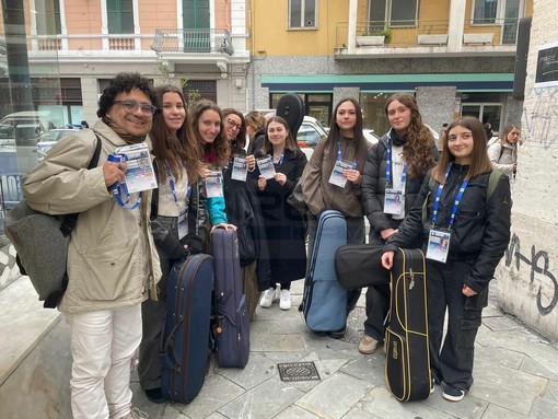 Dal liceo Giordano Bruno di Albenga all'Ariston: 8 studenti d'archi per Mara Sattei e Mecna