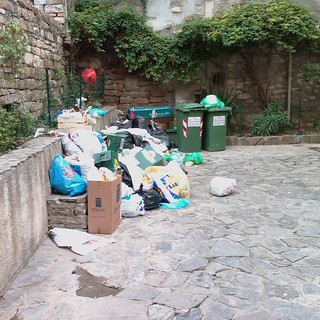 Sanremo: spazzatura nel centro storico, lettrice segnala stato di degrado