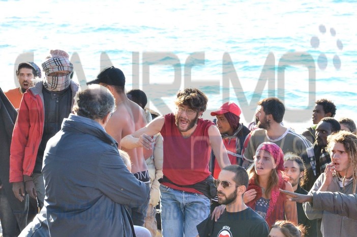 Iniziato lo sgombero del campo No Border, portate via dieci persone tra queste un 40enne con mandato di cattura internazionale