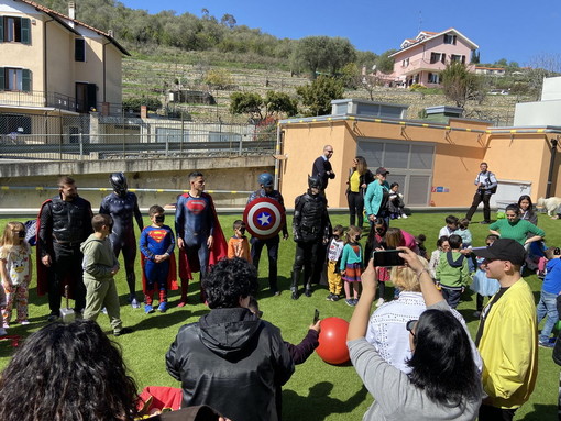 Imperia: Carabinieri e 'Supereroi per voi' in visita ai pazienti pediatrici dell'ospedale (foto)
