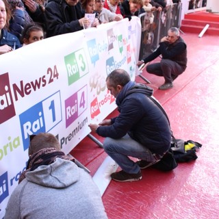 A 24 ore dal Festival la città si prepara e si riempie di turisti: le prime foto all'esterno dell'Ariston