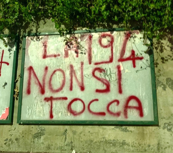 Imperia, "La 194 non si tocca": apparse scritte in città a difesa della legge sull'aborto (foto)