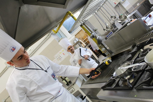 Simone Bottaro, miglior allievo alberghiero ligure, in evidenza alle finali di Montichiari con olio DOP Riviera Ligure Simone Bottaro, miglior allievo alberghiero ligure, in evidenza alle finali di Montichiari con olio DOP Riviera Ligure