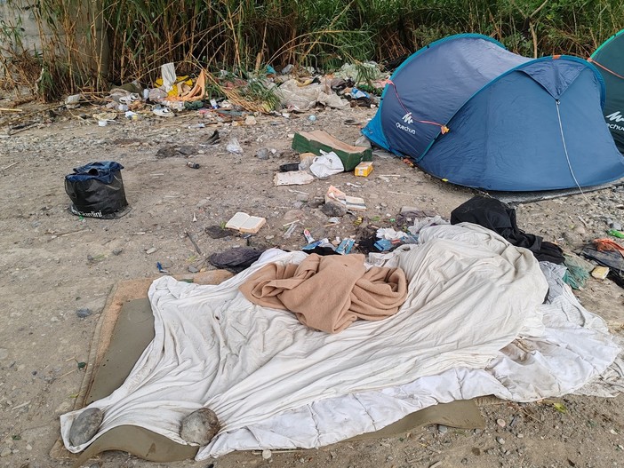 Ventimiglia, dopo lo sgombero i migranti tornano ad accamparsi alle Gianchette Ventimiglia, dopo lo sgombero i migranti tornano ad accamparsi alle Gianchette
