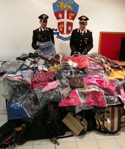 Sanremo: blitz dei Carabinieri al mercato, un arresto e sequestrati centinaia di capi contraffatti