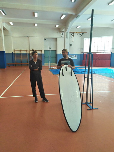 'Il Surf a scuola', continua il progetto 'Uomo Aria Mare 2019' con le classi seconde della Scuola Secondaria di primo grado 'Italo Calvino' dell'I.C. Sanremo Centro Levante