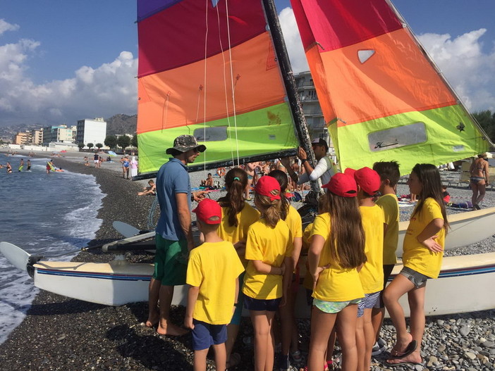 Vallecrosia: 'bimbi a vele spiegate', una splendida iniziativa dell'associazione ‘Oltre l'onda’ (foto)