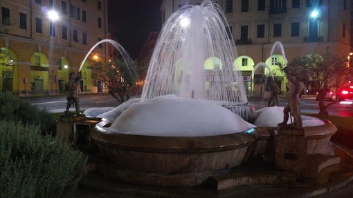 Imperia: la fontana di piazza Dante riempita di schiuma, lo scherzo di qualcuno