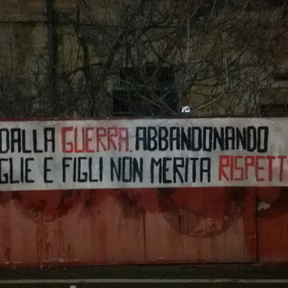 Immigrati: "Chi scappa dalla guerra non merita rispetto", striscione ‘choc’ di CasaPound ad Imperia