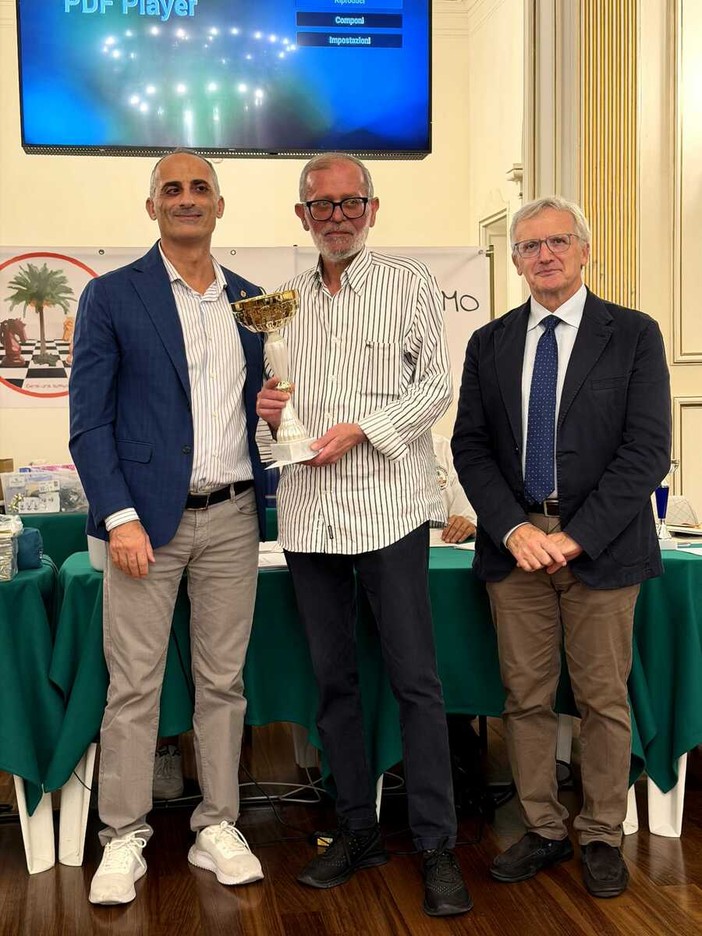 Igor Egimov, il primo classificato, premiato da Giuseppe Di Meco e Alessandro Il Grande