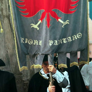 Taggia celebra i 400 anni del giuramento a San Benedetto Revelli: al Caffè della Posta la mostra fotografica del Fotoclub Riviera dei Fiori