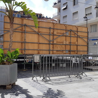 Sanremo, struttura per spettacoli in piazza Borea, un cittadino: "Sembra un'area dismessa di periferia" Sanremo, struttura per spettacoli in piazza Borea, un cittadino: "Sembra un'area dismessa di periferia"