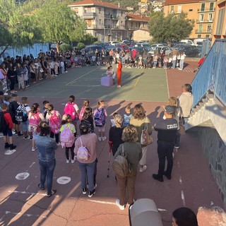 Primo giorno di scuola a Camporosso, l'Amministrazione comunale: "Ogni giorno è un'occasione per costruire il futuro che desiderate"