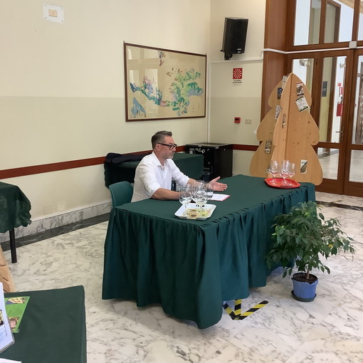 Alla Scuola forestale di Ormea, in cattedra, per un giorno, il docente universitario francese Emmanuel Pageot e la dottoressa imperiese Laura Semeria