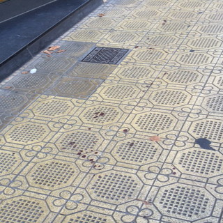 Degrado e tracce di sangue stamani in corso Garibaldi Degrado e tracce di sangue stamani in corso Garibaldi