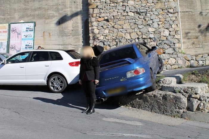 Ventimiglia: sbaglia la curva in via Biancheri e sale sul muretto, disavventura per una guidatrice francese