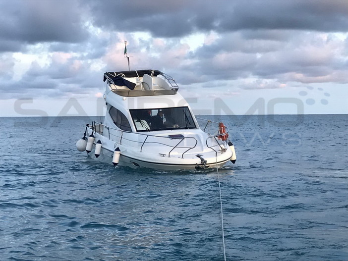 Diano Marina: recuperata imbarcazione con una falla a prua dalla Guardia Costiera