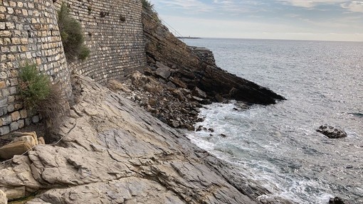 Imperia, mare inquinato: le analisi dell'Arpal rilevano valori non conformi sulla spiaggia delle Rateghe
