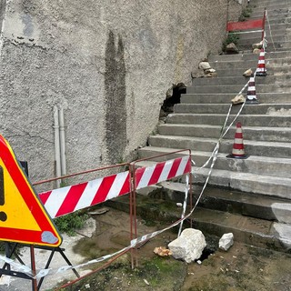 Sanremo, scalinata tra via Agosti e via Martiri nel degrado da oltre un anno, residenti e commercianti: "Bisogna fare qualcosa" (Foto)