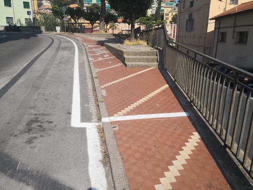 Imperia: dopo la riapertura al doppio senso, strisce per i parcheggi sui marciapiede in via Santa Lucia