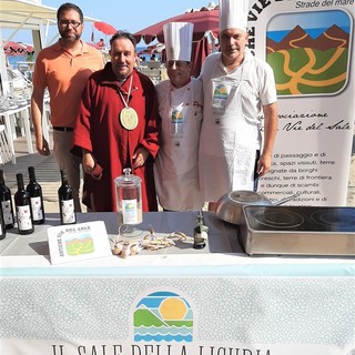 Imperia: con “Spiagge didattiche” le eccellenze dell’enogastronomia sono sotto l’ombrellone (galleria fotografica)