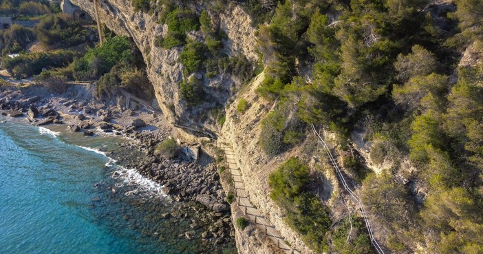 Ventimiglia, riapre il sentiero dal porto alle Calandre: sarà identificato come 'passeggiata degli innamorati' Ventimiglia, riapre il sentiero dal porto alle Calandre: sarà identificato come 'passeggiata degli innamorati'
