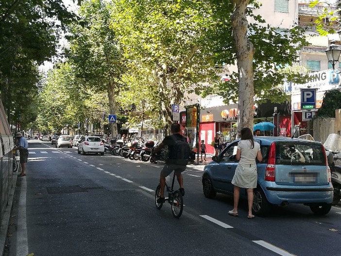 Sanremo: sosta selvaggia in Corso Garibaldi, dopo il ripristino del senso unico di marcia, sono ritornate le vecchie 'abitudini'