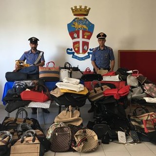 Sanremo: nei controlli dei Carabinieri al mercato cittadino, sequestrati centinaia di capi  contraffatti