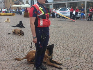Dirigente scolastico Antonella Germini durante esercitazione cinofila di Protezione Civile Dirigente scolastico Antonella Germini durante esercitazione cinofila di Protezione Civile