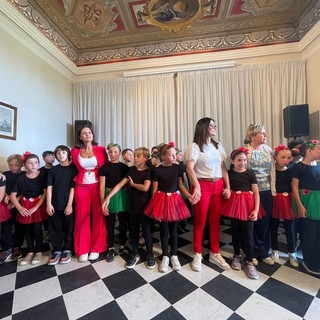 Un finale d'anno da Nobel per la scuola primaria "Gigi Ghirotti" di Bussana: la recita si è svolta a Villa Nobel