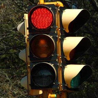 Semafori lampeggianti sulla via Romana. la mail preoccupata di un nostro lettore